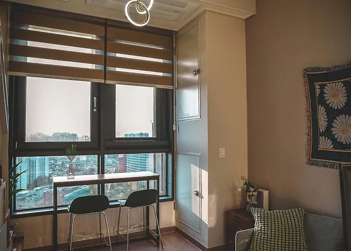 Apartment The Platinum Station - Free Parking, Transportation Hub, Station, Chungjeongro Station, Various Hot Places, High-rise View