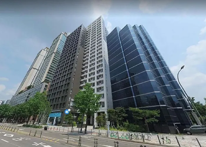 The Platinum Station - Free Parking, Transportation Hub, Station, Chungjeongro Station, Various Hot Places, High-rise View *