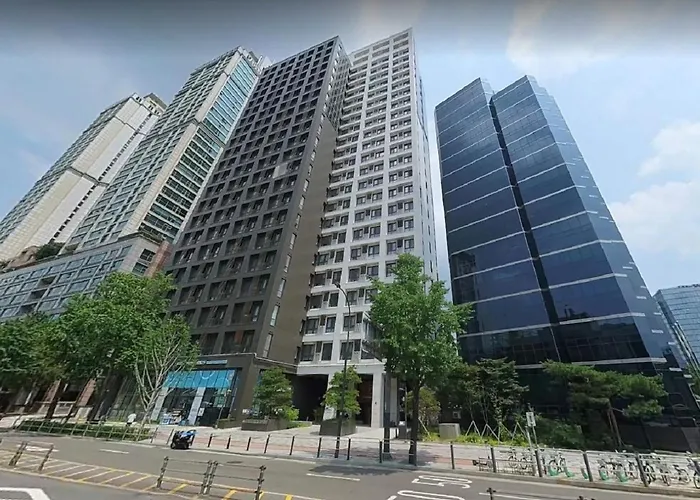 The Platinum Station - Free Parking, Transportation Hub, Station, Chungjeongro Station, Various Hot Places, High-rise View 公寓