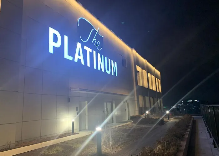 The Platinum Station - Free Parking, Transportation Hub, Station, Chungjeongro Station, Various Hot Places, High-rise View 公寓