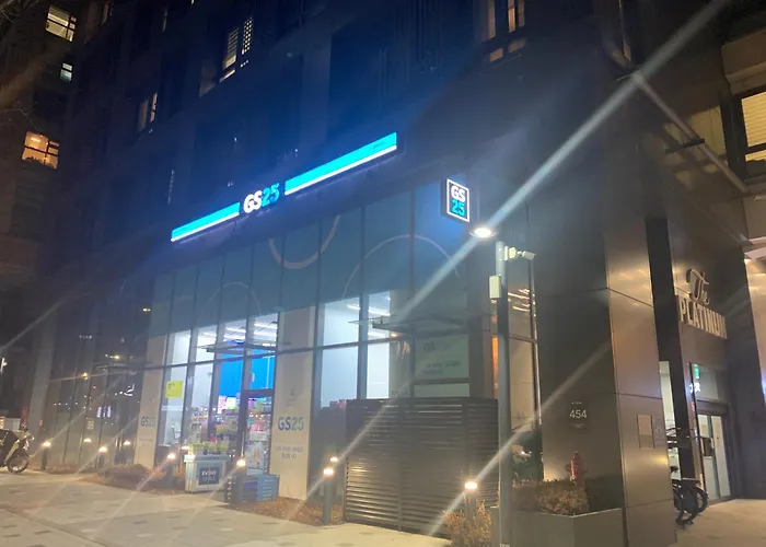 The Platinum Station - Free Parking, Transportation Hub, Station, Chungjeongro Station, Various Hot Places, High-rise View Apartment *